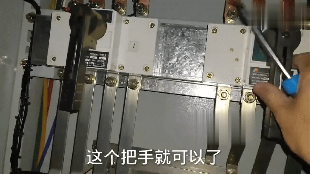 动力柜里面有点什么配置呢？